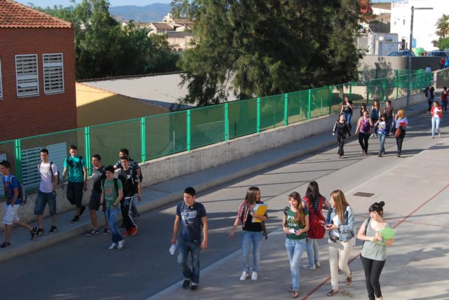 Los alumnos de la sede de Lorca inician con normalidad las jornadas de exmenes de la selectividad en el IES 