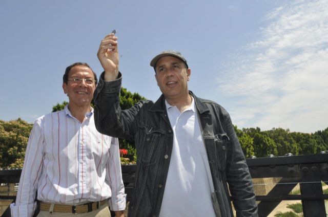 El Alcalde Cámara cuelga en honor del escritor Federico Moccia un candado en el Puente de los Peligros - 1, Foto 1