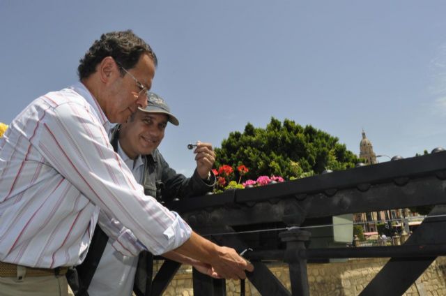 El Alcalde Cámara cuelga en honor del escritor Federico Moccia un candado en el Puente de los Peligros - 2, Foto 2
