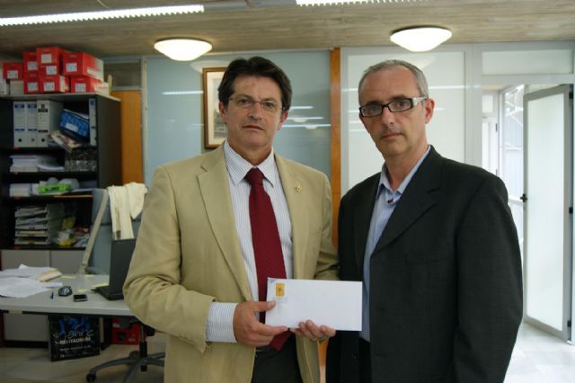 El municipio francés de Adissan entrega al alcalde de Lorca una ayuda económica para los damnificados por los terremotos - 1, Foto 1