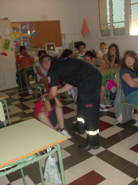 Civil Defence training sessions offered to students of the College "Santiago" to know what to do if an earthquake, Foto 1