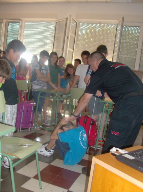 Civil Defence training sessions offered to students of the College "Santiago" to know what to do if an earthquake, Foto 2