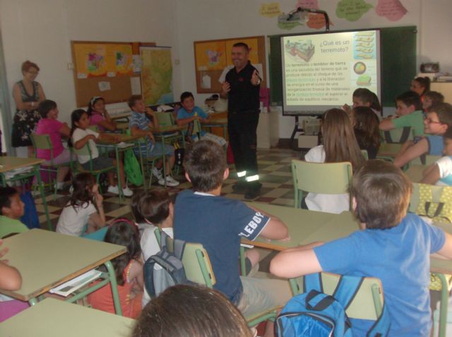 Protección Civil imparte sesiones formativas a escolares del Colegio Santiago para saber cómo actuar en caso de un terremoto, Foto 3