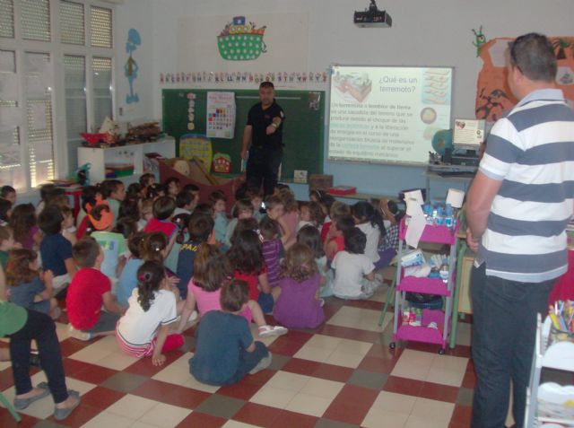Protección Civil imparte sesiones formativas a escolares del Colegio Santiago para saber cómo actuar en caso de un terremoto, Foto 4