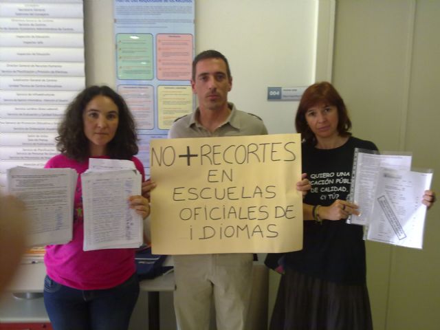 Profesores de la Escuela Oficial de Idiomas presentan 3.693 firmas contra los recortes en la oferta educativa en su centro - 1, Foto 1
