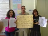 Profesores de la Escuela Oficial de Idiomas presentan 3.693 firmas contra los recortes en la oferta educativa en su centro