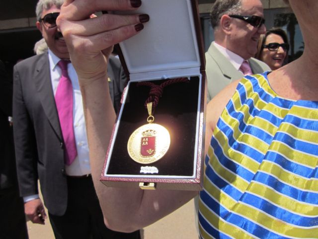 Amites-Totana estuvo presente en el acto de entrega de “La Medalla de Oro” a la ONG Internacional Telfono de la Esperanza - 13
