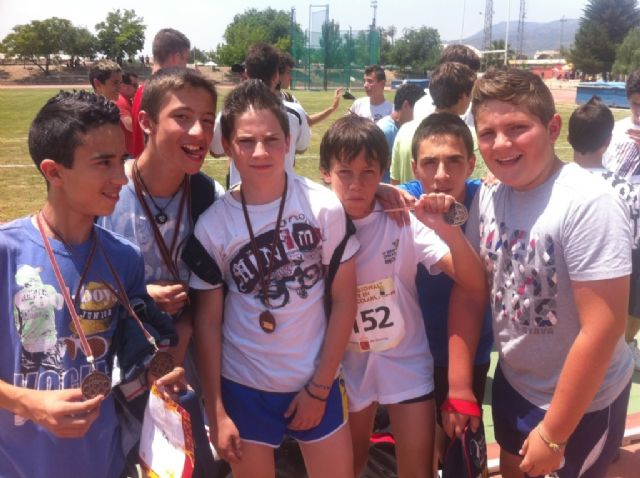 El colegio Reina Sofia participó en la final regional infantil de atletismo de Deporte Escolar celebrada en Alhama, Foto 1