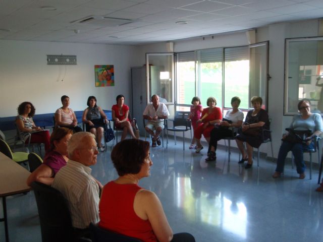 La alcaldesa y las concejalas de Atención Social y Sanidad se reúnen con los familiares de los usuarios del Servicio de Apoyo Social, Foto 1