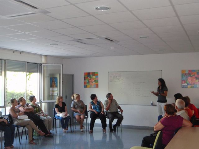 La alcaldesa y las concejalas de Atención Social y Sanidad se reúnen con los familiares de los usuarios del Servicio de Apoyo Social, Foto 2