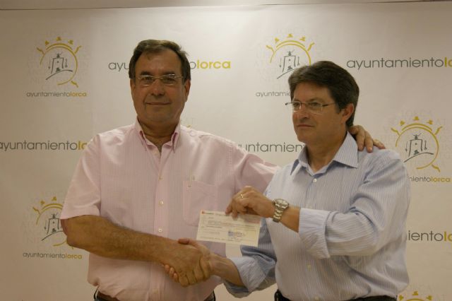 El Rincón Huertano entrega al alcalde de Lorca 33.384 euros recaudados en una cena benéfica a favor de los afectados por los terremotos - 1, Foto 1