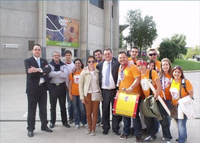 Miembros de Infierno Cartagenero con Alonso y Mínguez en la puerta del Ciutat de Castelló en el último partido de la temporada 2010/2011, Foto 1