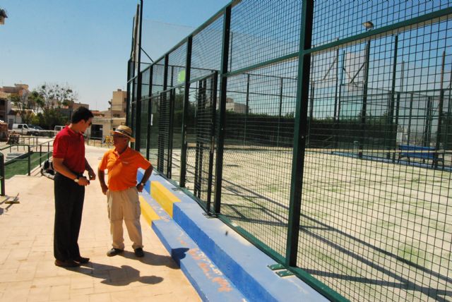 Nuevo csped en las pistas de pdel de El Praco, Foto 1