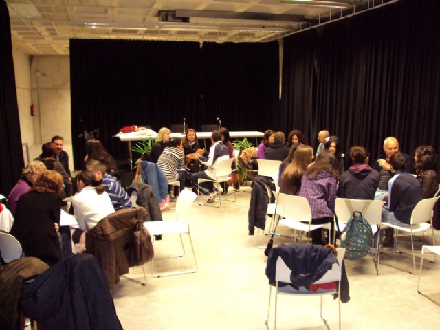 El Ayuntamiento de Torre-Pacheco crea Spanglish, un taller para fomentar el aprendizaje del español y el inglés entre sus vecinos - 1, Foto 1