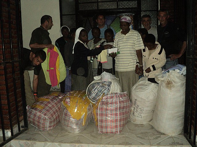 La ONG Anike Voluntarios entrega en el Congo 170 kilos de ropa para bebs, Foto 1
