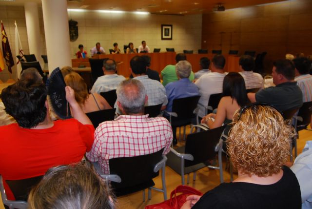 El ayuntamiento comunica a las asociaciones de vecinos y alcaldes pedáneos que no suscribirán convenios económicos a partir de este año 2011 para la celebración de las fiestas en barrios y pedanías, Foto 1