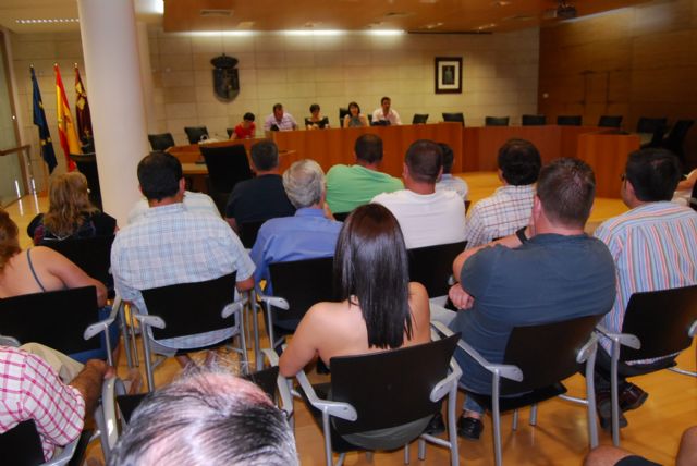 El ayuntamiento comunica a las asociaciones de vecinos y alcaldes pedáneos que no suscribirán convenios económicos a partir de este año 2011 para la celebración de las fiestas en barrios y pedanías, Foto 2