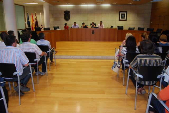 El ayuntamiento comunica a las asociaciones de vecinos y alcaldes pedáneos que no suscribirán convenios económicos a partir de este año 2011 para la celebración de las fiestas en barrios y pedanías, Foto 3