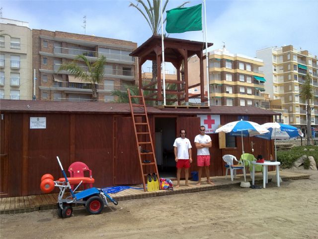 Socorristas Acuáticos de Cruz Roja adscritos al Plan COPLA 2011 del Ayuntamiento de Águilas rescatan a una mujer en la Playa de La Colonia - 1, Foto 1