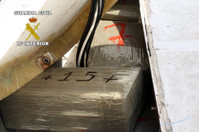La Guardia Civil, tras la intervención de la Policía Local de Águilas, incauta media tonelada de hachís en embarcaciones de recreo - 3, Foto 3