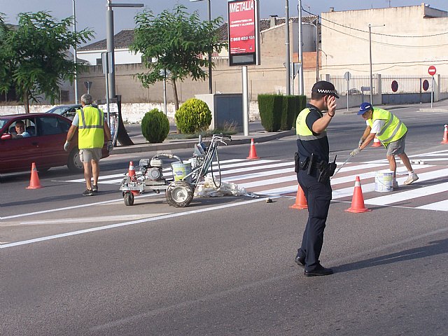 Realizan trabajos de repintado de la señalización horizontal y mantenimiento en la Avenida Juan Carlos I, Foto 1