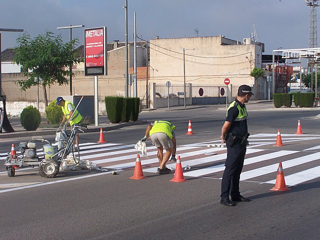 Realizan trabajos de repintado de la señalización horizontal y mantenimiento en la Avenida Juan Carlos I, Foto 2