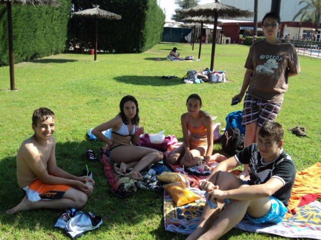 Más de cien niños, que participan diariamente en las edutecas, disfrutaron de una jornada lúdica en la piscina municipal de Totana, Foto 2