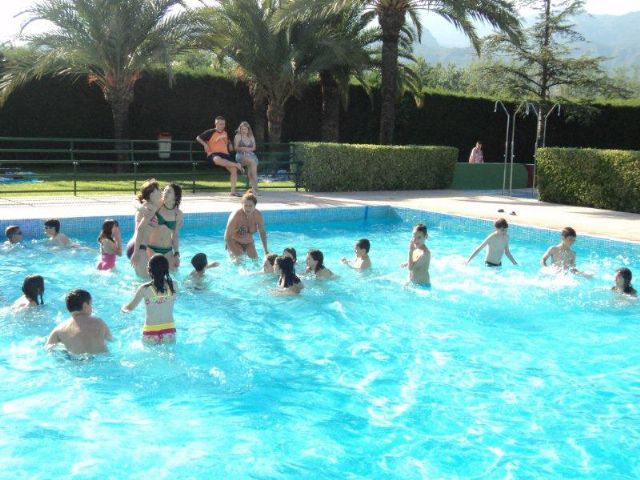 Más de cien niños, que participan diariamente en las edutecas, disfrutaron de una jornada lúdica en la piscina municipal de Totana, Foto 3