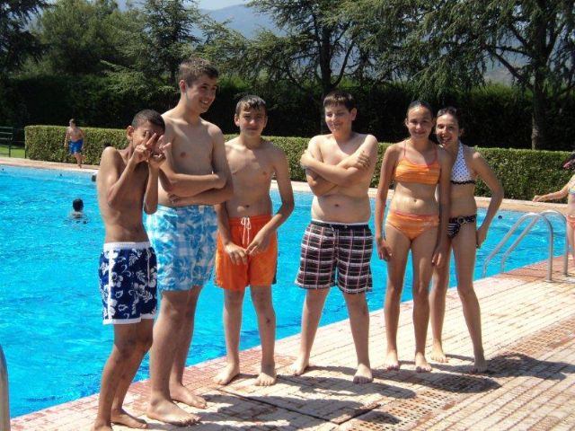 Más de cien niños, que participan diariamente en las edutecas, disfrutaron de una jornada lúdica en la piscina municipal de Totana, Foto 4