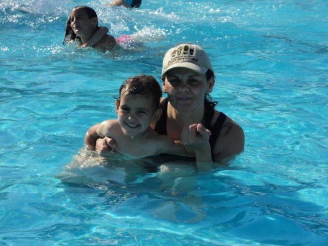 Más de cien niños, que participan diariamente en las edutecas, disfrutaron de una jornada lúdica en la piscina municipal de Totana, Foto 5