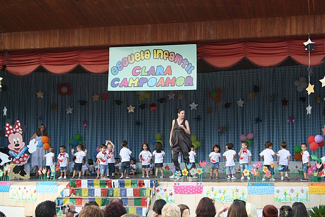 La alcaldesa y la concejal de Educación asistieron a la fiesta fin de curso de la escuela infantil municipal Clara Campoamor, Foto 1