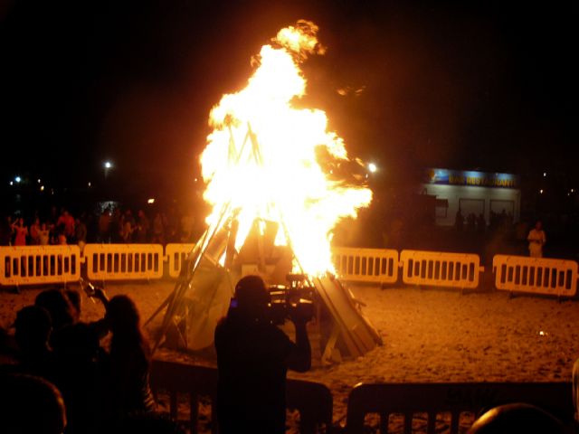 Cientos de personas disfrutaron de la noche de San Juan en San Javier y Santiago de la Ribera - 1, Foto 1