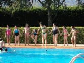 Más de cien niños, que participan diariamente en las edutecas, disfrutaron de una jornada lúdica en la piscina municipal de Totana