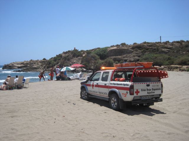 Socorristas Acuáticos de Cruz Roja adscritos al Plan COPLA 2011 del Ayuntamiento rescatan a cinco bañistas, pertenecientes a una misma familia - 1, Foto 1