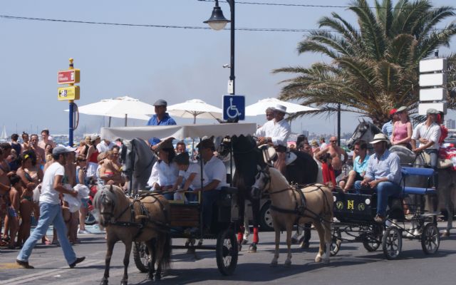 Una veintena de carruajes desfilan junto al mar en el VIII Encuentro de Carruajes Villa de San Pedro - 1, Foto 1