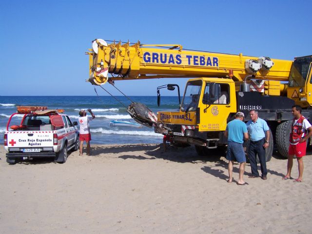 Rescatada con éxito la embarcación varada en la Playa de La Carolina - 1, Foto 1