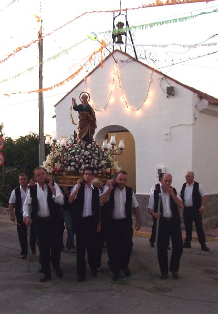 Los vecinos del barrio torreño de San Pedro sacan en procesión a su patrón - 1, Foto 1