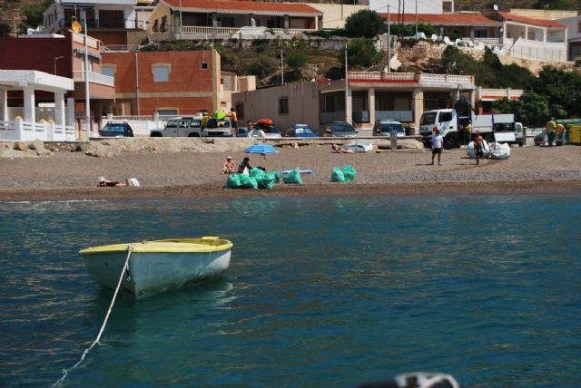Continúan las labores de limpieza en las calas de la zona oeste - 1, Foto 1