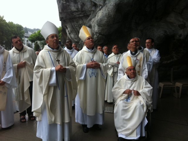 Mons. Lorca Planes preside una Misa en la Gruta para clausurar la peregrinación de la Hospitalidad de Lourdes - 1, Foto 1