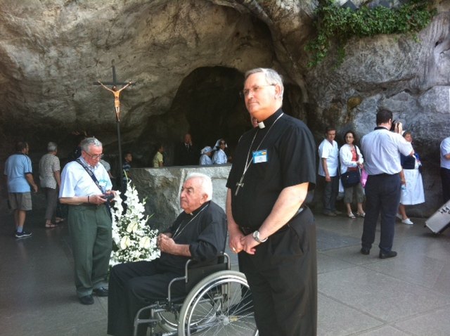 Mons. Lorca Planes preside una Misa en la Gruta para clausurar la peregrinación de la Hospitalidad de Lourdes - 2, Foto 2