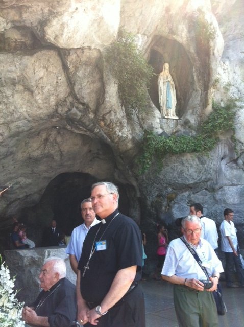 Mons. Lorca Planes preside una Misa en la Gruta para clausurar la peregrinación de la Hospitalidad de Lourdes - 3, Foto 3