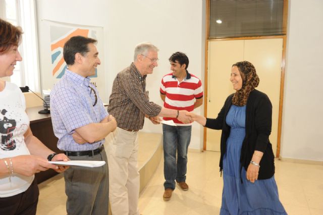 Atención Social muestra a los inmigrantes cómo funcionan los servicios públicos - 2, Foto 2