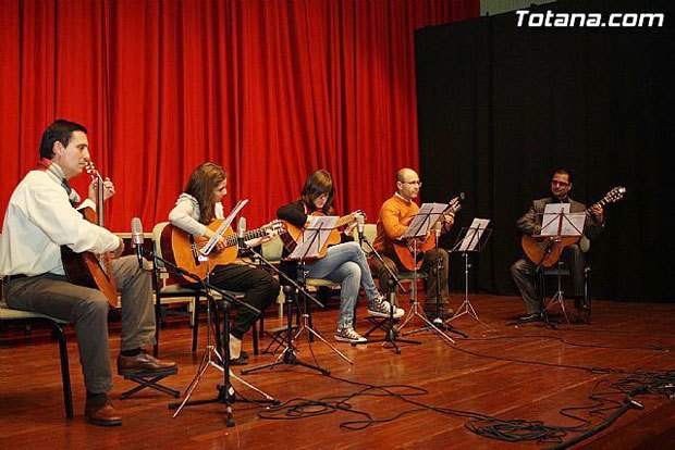 The Municipal School of Music held from 4 to 15 July a "course of flamenco guitar and initiation of the accompaniment to flamenco", Foto 1