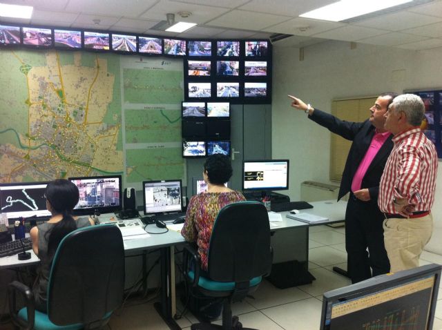 Iniesta visita la Sala de Control de Tráfico del Ayuntamiento - 1, Foto 1