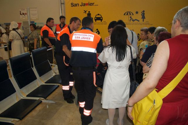 Voluntarios de Protección Civil y Banco del Tiempo ayudan en el aeropuerto a los enfermos de la peregrinación anual a Lourdes - 1, Foto 1