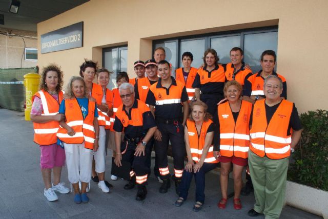 Voluntarios de Protección Civil y Banco del Tiempo ayudan en el aeropuerto a los enfermos de la peregrinación anual a Lourdes - 2, Foto 2