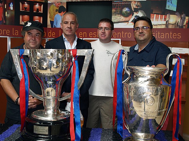 La Federación de Peñas Barcelonistas de la Región de Murcia y el FC Barcelona con los afectados por el terremoto de Lorca, Foto 1