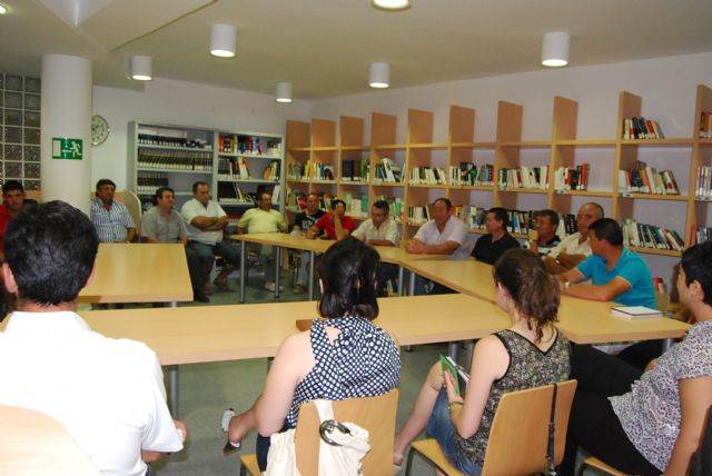 El nuevo equipo de Gobierno se reúne con los colectivos vecinales de la pedanía de El Paretón, Foto 1