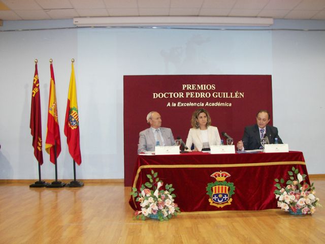El Doctor Pedro Guillén entrega los premios que llevan su nombre a las dos estudiantes con mejores notas de curso del municipio - 1, Foto 1