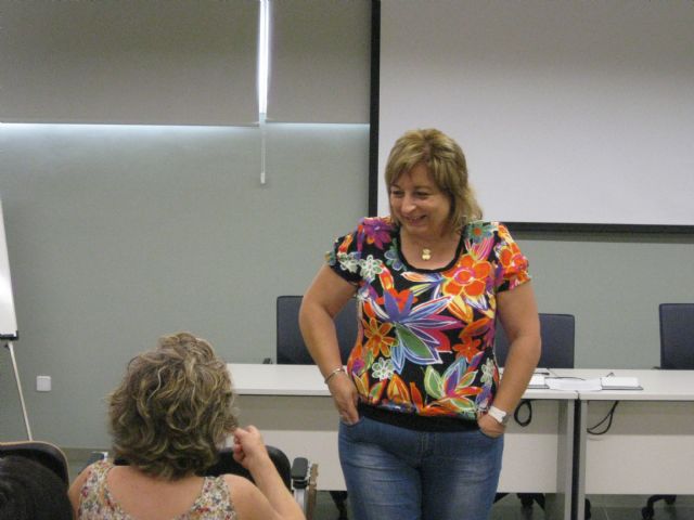 Primera reunin de las asociaciones de mujeres con la responsable del rea, Foto 1